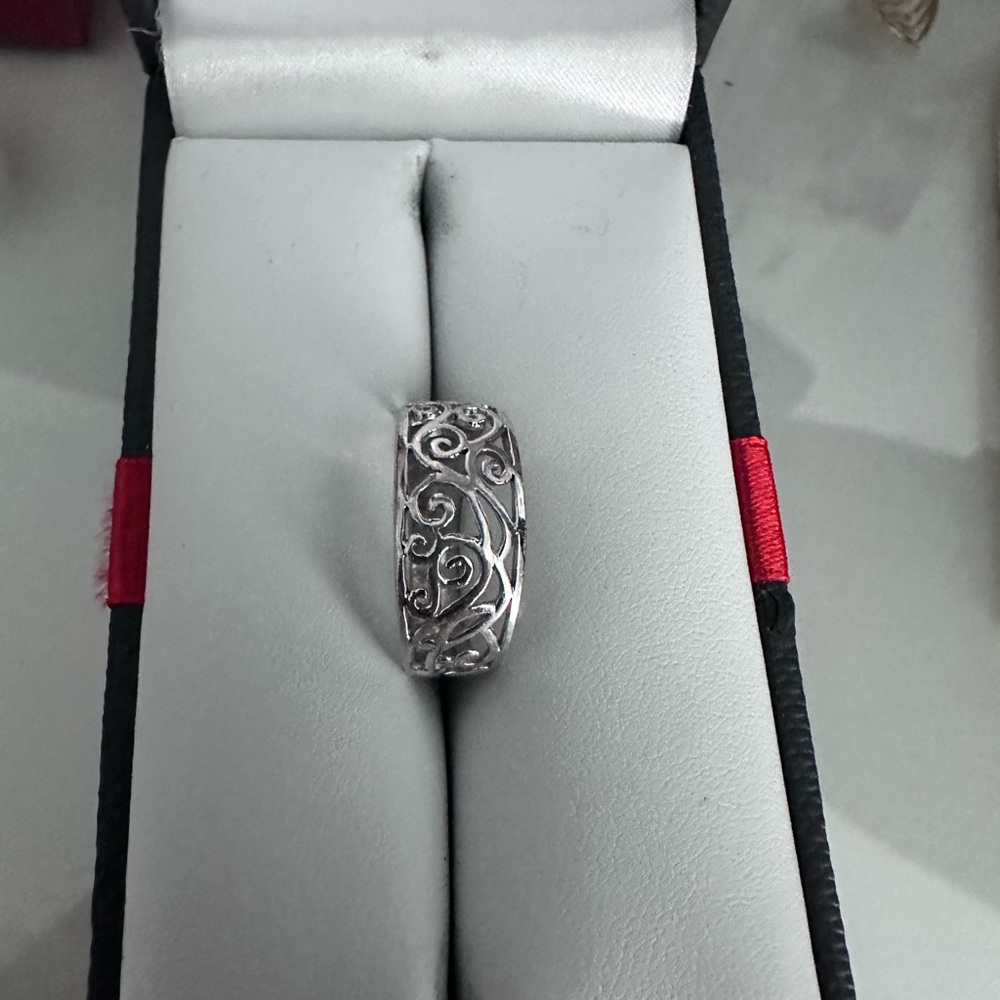925 silver ring. Good condition
